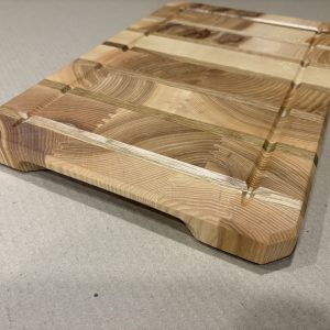 Sutvirtinta pjaustymo lentelė su išėmomis šonuose