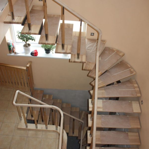 Mediniai laiptai - Modelis 08
